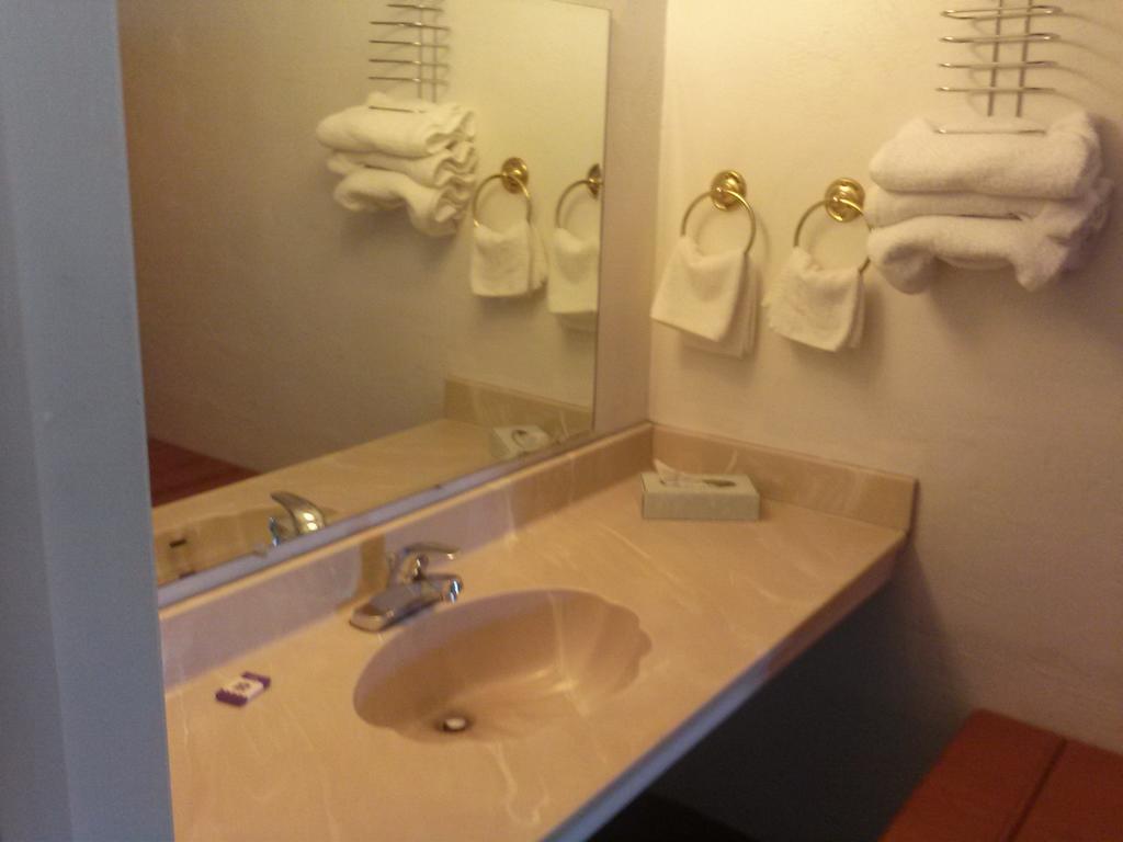 Americas Best Value Inn Вендовер Номер фото